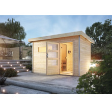 Houten sauna met glazen deur in de tuin
