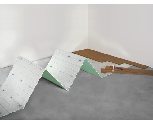 Scene met installatie van laminaatvloer, contactgeluidsisolatie, tape en gereedschap.