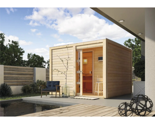 Buitenaanzicht van een houten tuinsauna met glazen deur en zitgelegenheid buiten