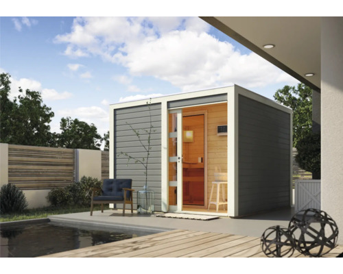 Buitensauna met houten bekleding en glazen deur naast een zwembad