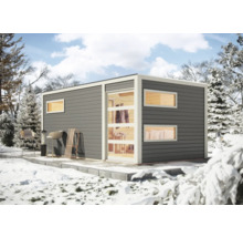 Modern tuinhuis met houten bekleding en grote ramen in de wintertuin.