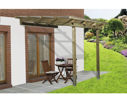 Houten pergola met tafel en stoelen in de tuin