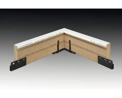 Hoekverbinding voor houten plint met zwarte bevestigingsklemmen