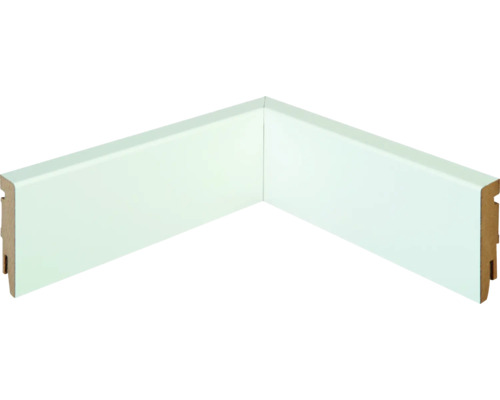 Twee witte plinten in een hoek opgesteld.