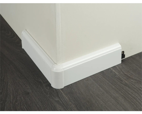 Kunststof plint aan een muur met laminaatvloer