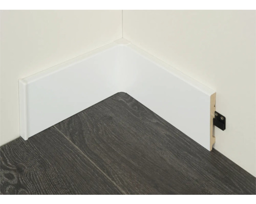 Kunststof plint aan de wand en vloer