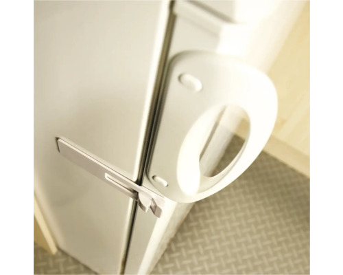 Kinderslot bevestigd aan een koelkast