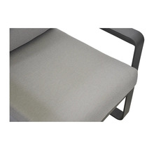 Detailopname van een stoel met stoffen bekleding en armleuning