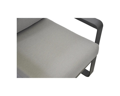 Detailopname van een stoel met stoffen bekleding en armleuning