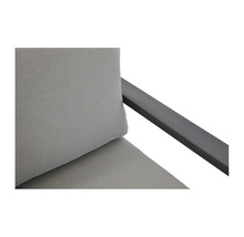 Detailopname van een tuinstoel met aluminium frame en grijze bekleding.