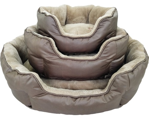 Drie hondenmanden van verschillende grootte, op elkaar gestapeld.