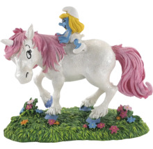 Smurfin rijdt op eenhoornfiguur op gras