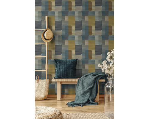 Woonkamer met patroonbehang in bruin en blauw, ladder, bank, kussen en decoratie