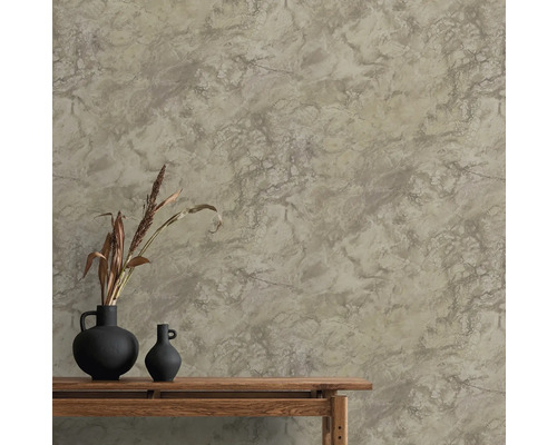 Wanddecoratie met marmerlook en decoratie op een houten tafel