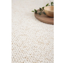 Detailopname van een tapijt met houten bord en schaal