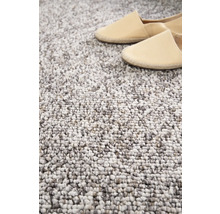 Detailopname van een getuft tapijt met twee schoenen