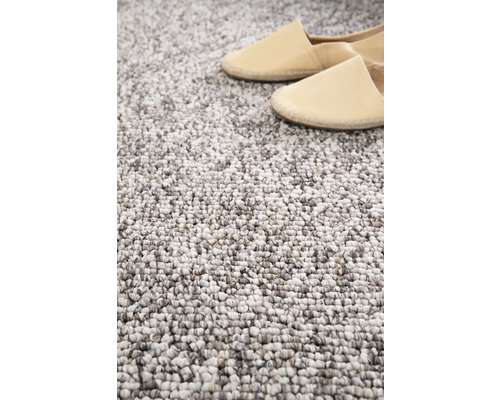 Detailopname van een getuft tapijt met twee schoenen