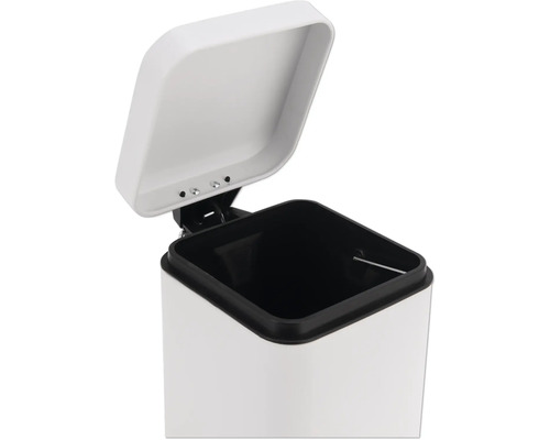 Open, witte afvalemmer met pedaal en zwarte binnenemmer.