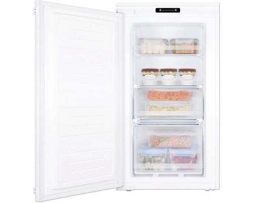 Geopende vriezer met voedsel in transparante containers