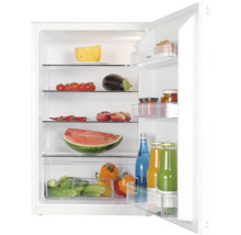 Geopende koelkast gevuld met voedingsmiddelen zoals kaas, tomaten, aubergine, paprika''s, komkommers, watermeloen en dranken