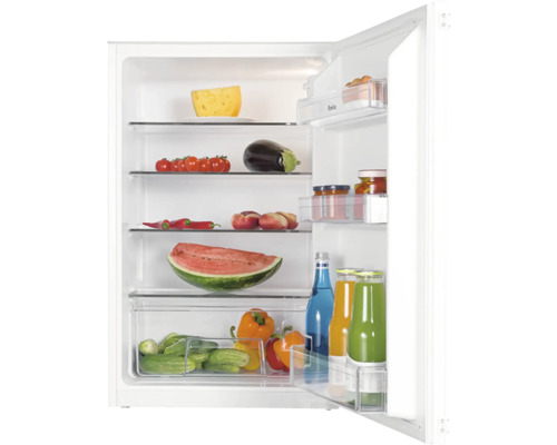 AMICA EVKS 16172-1 Inbouw koelkast zonder vriesvak Geopende koelkast gevuld met voedingsmiddelen zoals kaas, tomaten, aubergine, paprika''s, komkommers, watermeloen en dranken