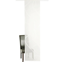 Gordijn met patroon en stoel