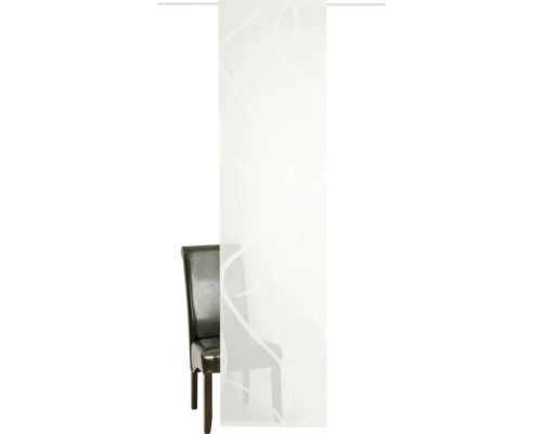 Gordijn met patroon en stoel