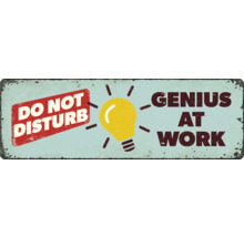 Decoratief metalen bord met de tekst Niet storen, genie aan het werk en een gloeilamp.