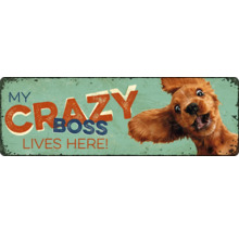 Metalen bord met het opschrift ''My crazy Boss lives here!'' en een hond