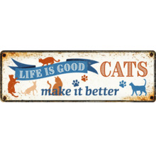 Decoratief metalen bord met kattenmotieven en de spreuk ''Life is good, cats make it better''.