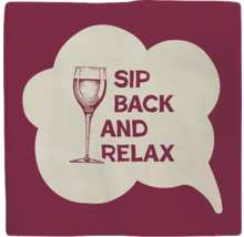Decoratief kussen met de opdruk ''Sip Back and Relax'' en een wijnglas