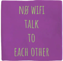 Decoratief kussen met de tekst: Geen wifi, praat met elkaar