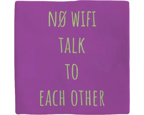 Decoratief kussen met de tekst: Geen wifi, praat met elkaar