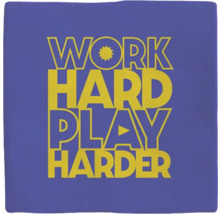 Vierkant decoratief kussen met de tekst: Work hard, play harder.