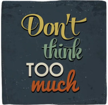 Decoratieve wanddecoratie met de tekst ''Don''t think too much''.