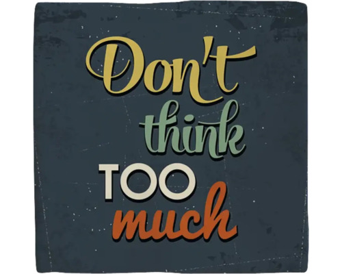Decoratieve wanddecoratie met de tekst ''Don''t think too much''.
