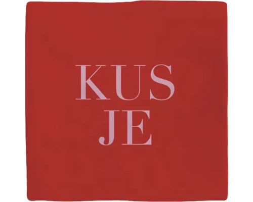 Kusje belettering op rode stof