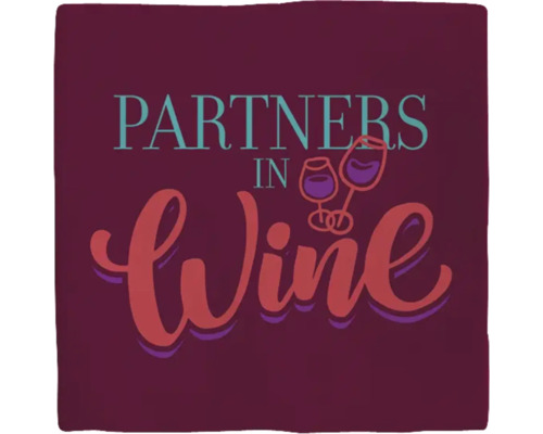 Decoratief kussen met het opschrift Partners in Wine en twee wijnglazen