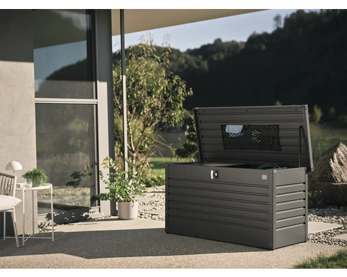 Geopende tuinkist voor het opbergen van tuingereedschap buitenshuis