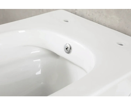 Gedetailleerd beeld van een wit diepspoeltoilet met een bedieningspaneel