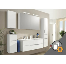 Moderne badkamerset met witte kasten, dubbele wastafel en spiegelkast met verlichting.