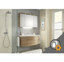 Badkamer met douchecabine, wastafelonderkast en spiegelkast