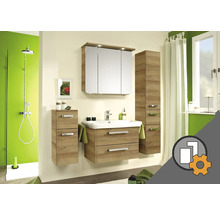 Badkamer met wastafelonderkast, spiegelkast en hoge kast in houtlook