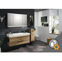 Badkamer met wastafelonderkast, spiegelkast, hoge kast en wandtoilet voor een stijlvolle ambiance