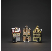 Drie verlichte decoratieve huizen voor de kerstperiode.