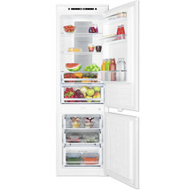 Geopende koelkast gevuld met diverse etenswaren