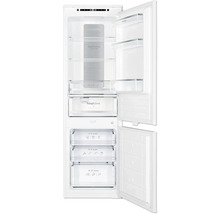 Geopende koelkast met vriesvak, interieur met planken en lades