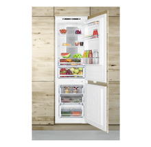 Geopende koelkast gevuld met levensmiddelen