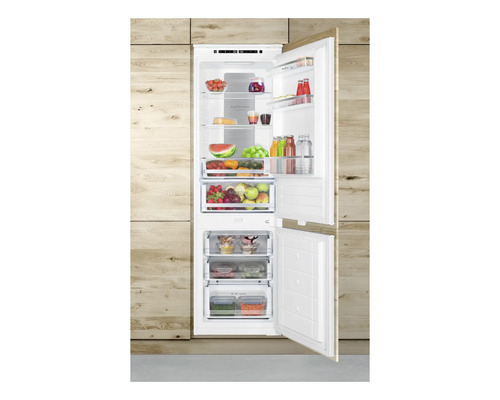 Geopende koelkast gevuld met levensmiddelen