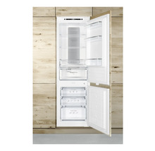 Geopende inbouwkoelkast met compartimenten en laden